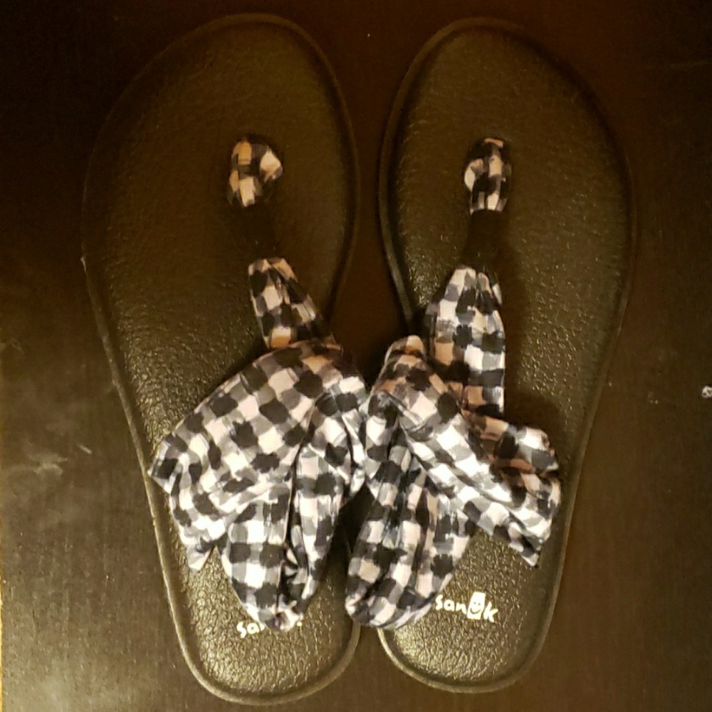 Sanuk Black,Grey & White Plaid Sandles